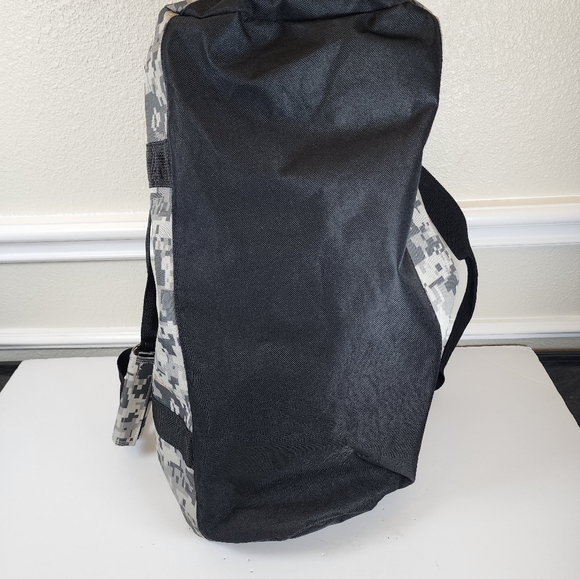White River Fly Shop camouflage Duffle Bag - Picture 12 of 12